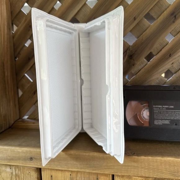 VHS Clifford The Big Red Dog
Movie - Puppy Love - Scholastic - Picture 4 of 9